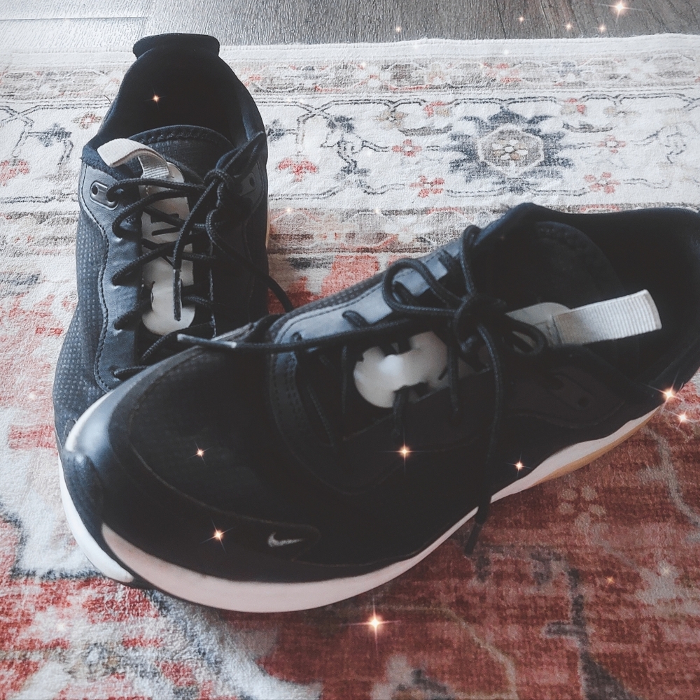"Nike"  Max Women's Black and White Low-Top Athletic Sneakers Size: 7.5
